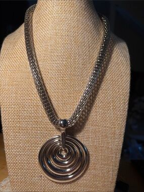 0194) Vintage Mesh Necklace Concentric Ring Bullseye Pendant Magnetic Clasp